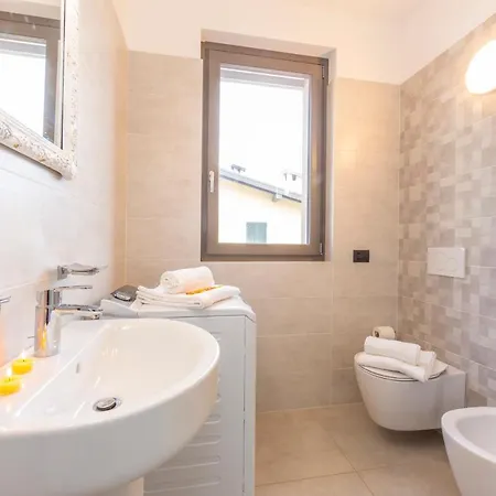 Beautiful 5 Bdrm Modern Penthouse Apartment *