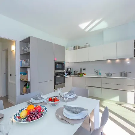 Beautiful 5 Bdrm Modern Penthouse Apartment