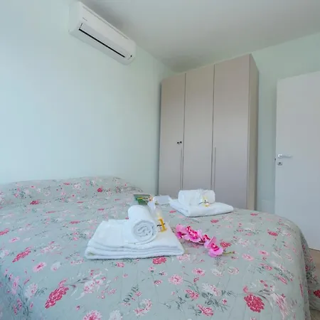 Beautiful 5 Bdrm Modern Penthouse Apartment *