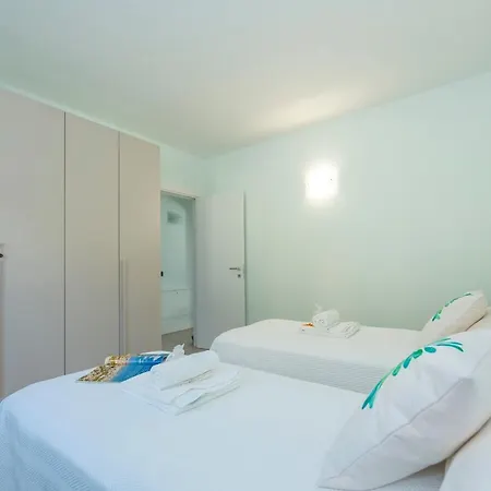 Beautiful 5 Bdrm Modern Penthouse Apartment Mezzegra